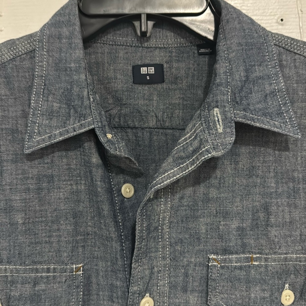 Brand new Uniqlo men's chambray long-sleeve work shirt. Size small